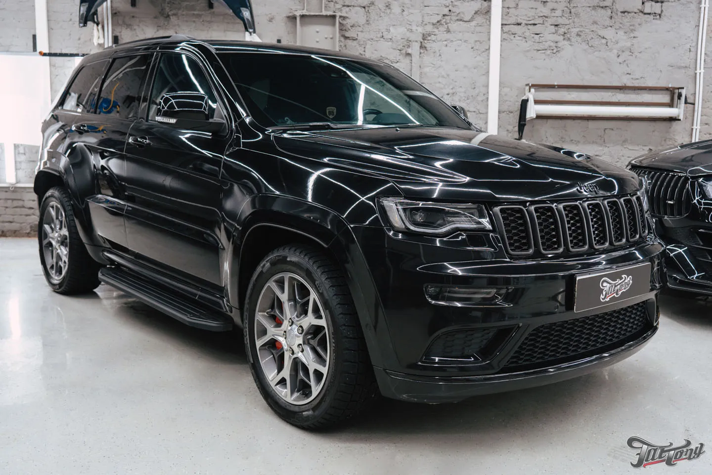 Заламинировали кованым карбоном детали салона Jeep Grand Cherokee, выполнили комплексную шумоизоляцию и установили дефендеры